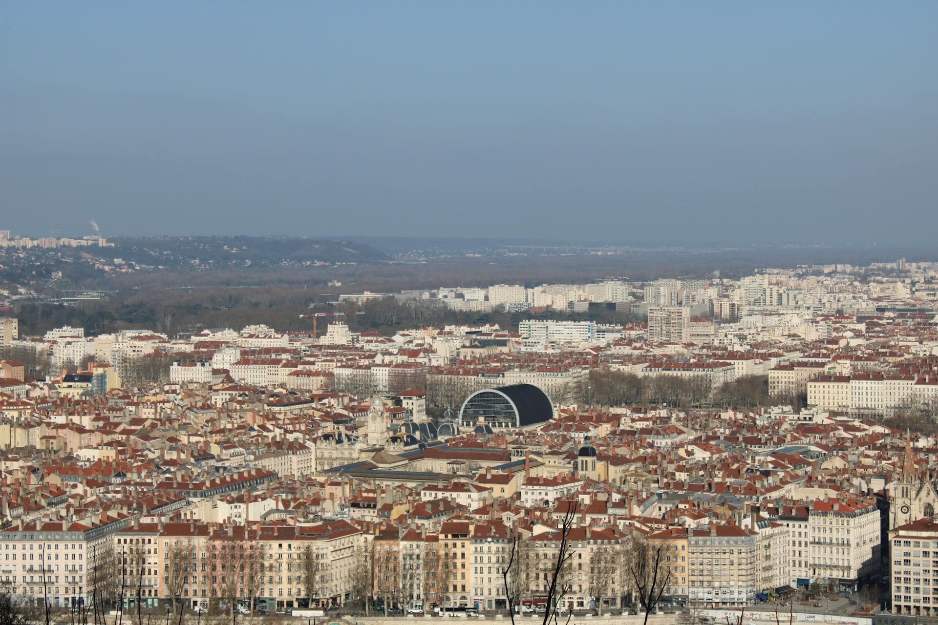 Vue aérienne de Lyon — toits orangés et Rhône au loin