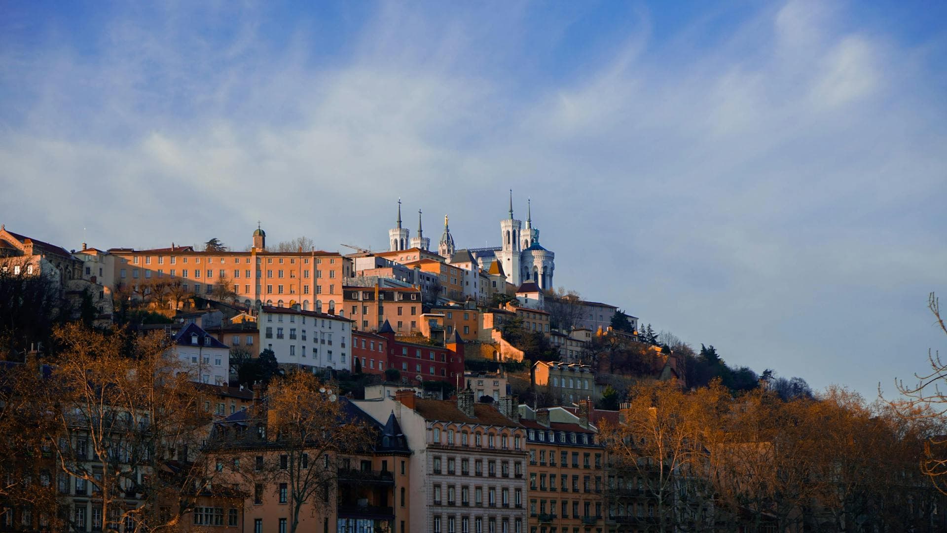 La basilique de Fourvière surplombant les pentes de la Saône